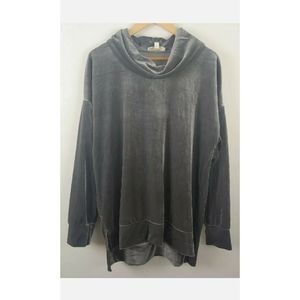 Weekend by Suzanne Bestro velvet streachy Top